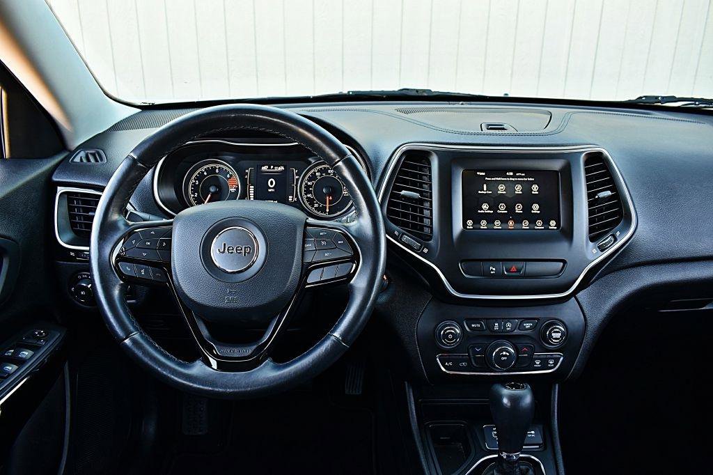 Used 2019 Jeep Cherokee Latitude Plus FWD image 24