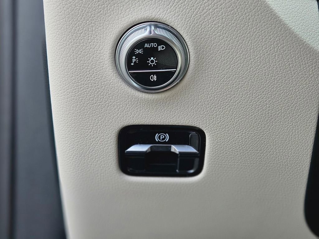 Used 2025 Mercedes-Benz GLC 300 4MATIC image 27