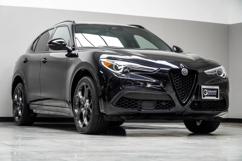 Used 2023 Alfa Romeo Stelvio Veloce AWD/4WD image 5