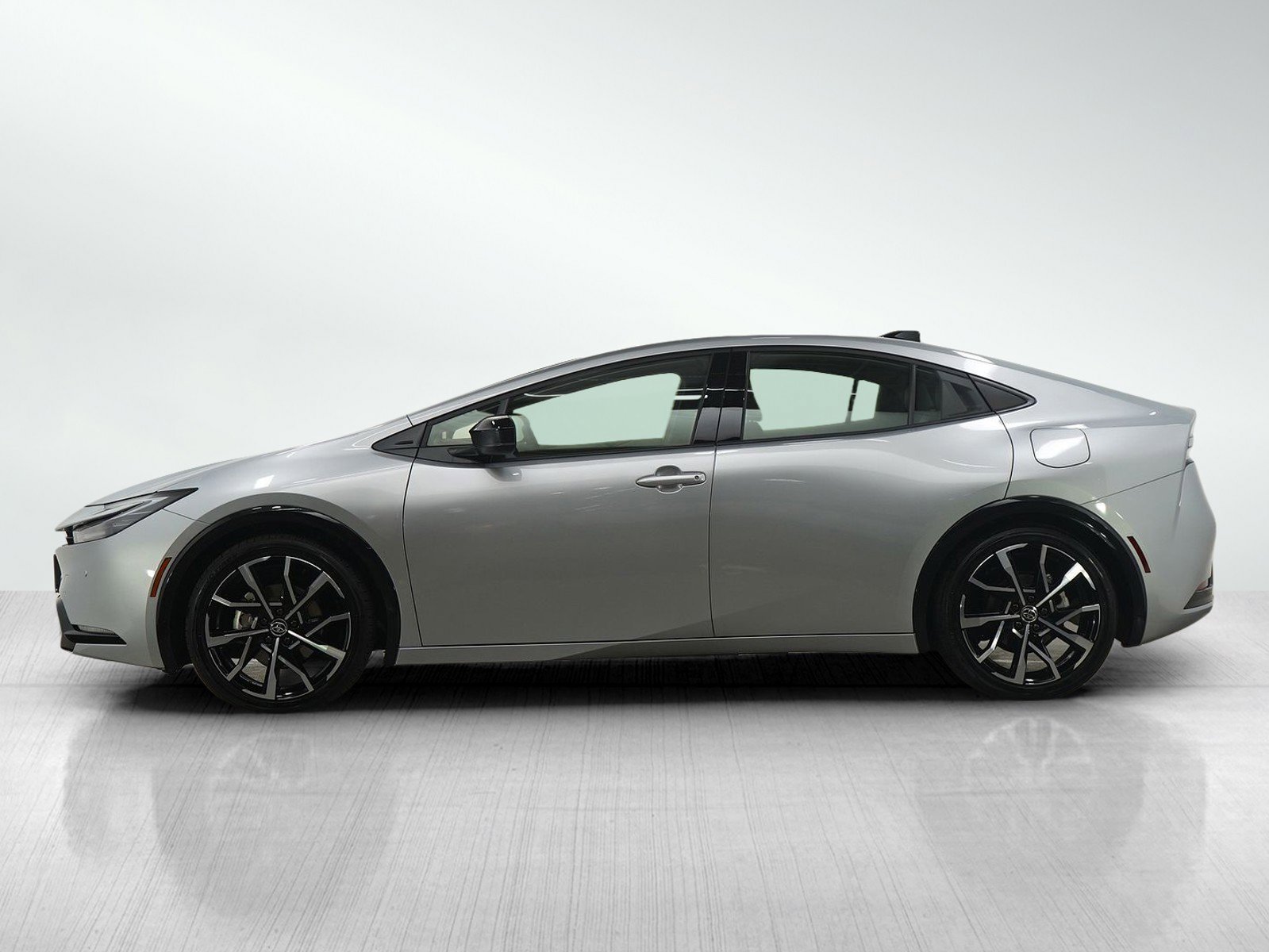 Used 2025 Toyota Prius Plug-In Hybrid image 2