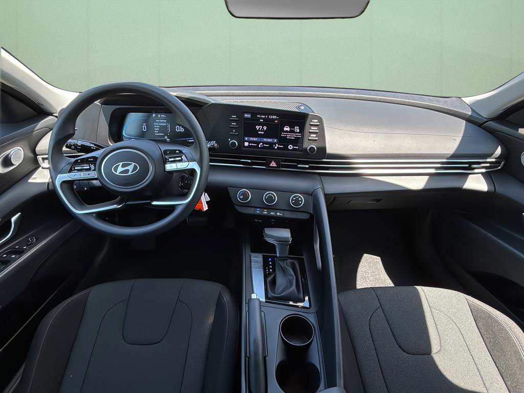 Certified 2025 Hyundai Elantra SE image 24