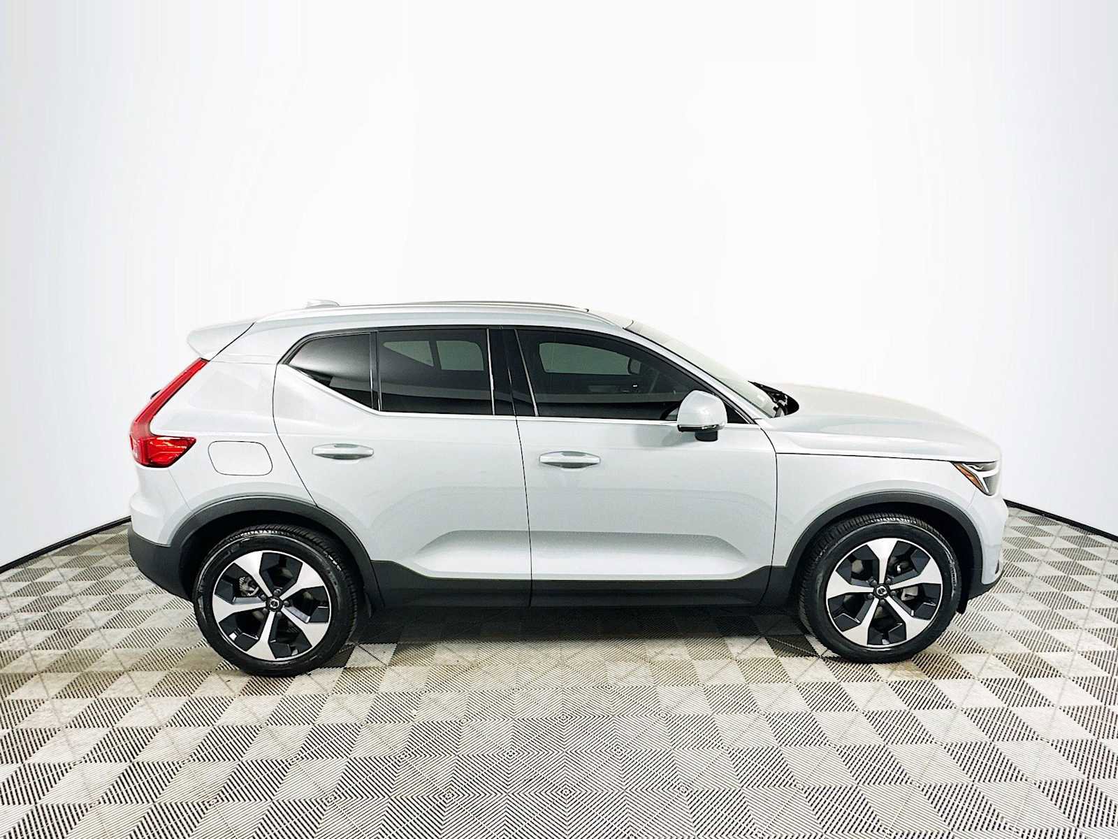 Used 2025 Volvo XC40 B5 Core w/ Protection Package Premier image 8