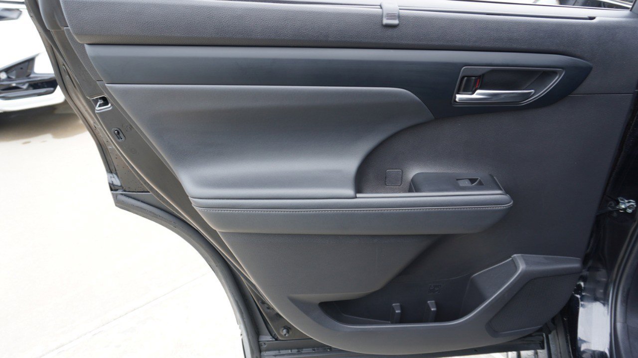 Used 2022 Toyota Highlander XLE FWD image 32