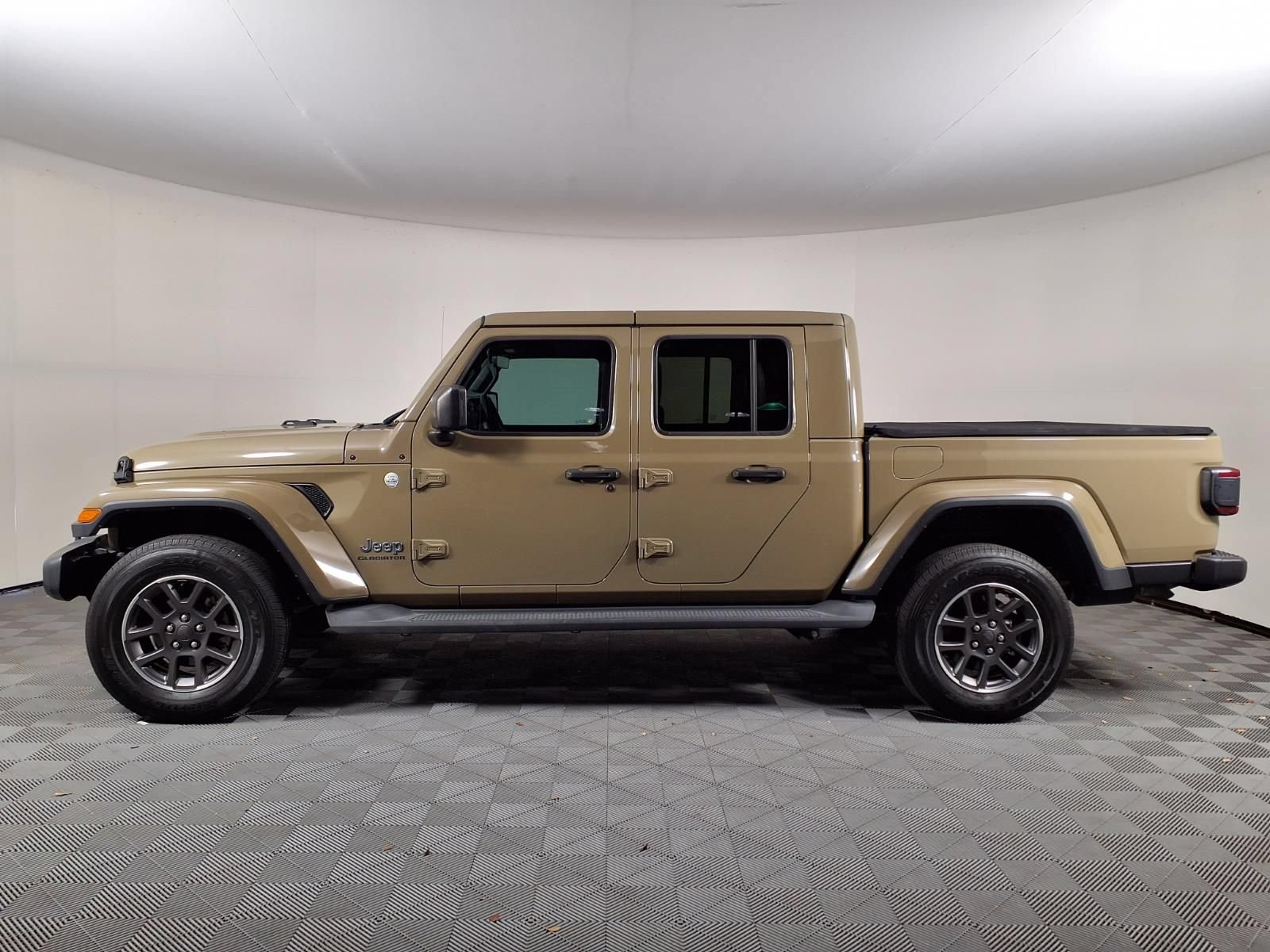 Used 2020 Jeep Gladiator Overland w/ Dual Top Group AWD/4WD image 4