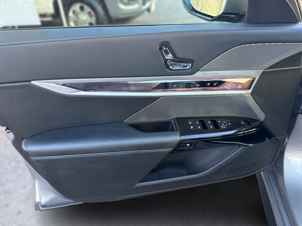 Used 2023 BMW 740i w/ Parking Assistance Package image 26