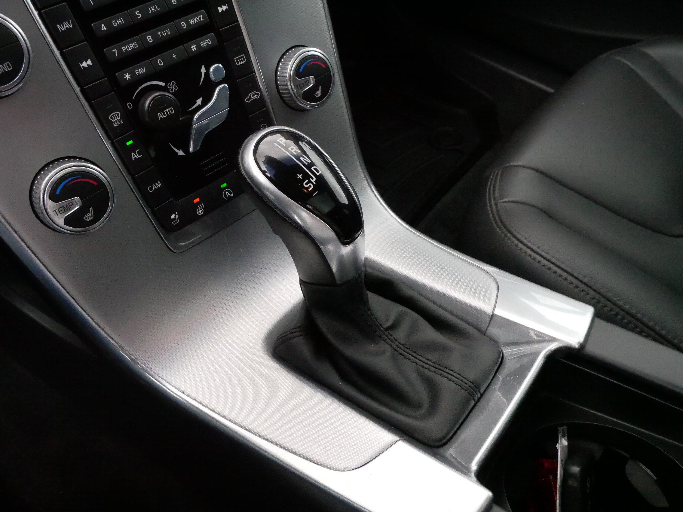 Used 2018 Volvo V60 T5 Cross Country w/ Convenience Package image 24