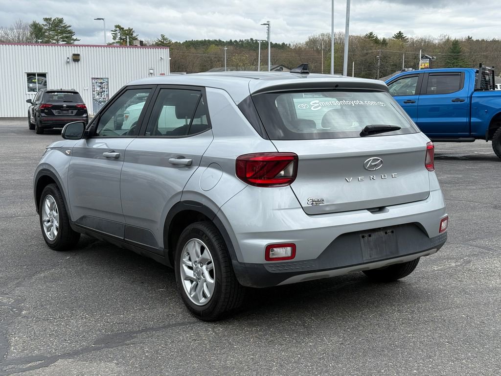 Used 2022 Hyundai Venue SE FWD image 3