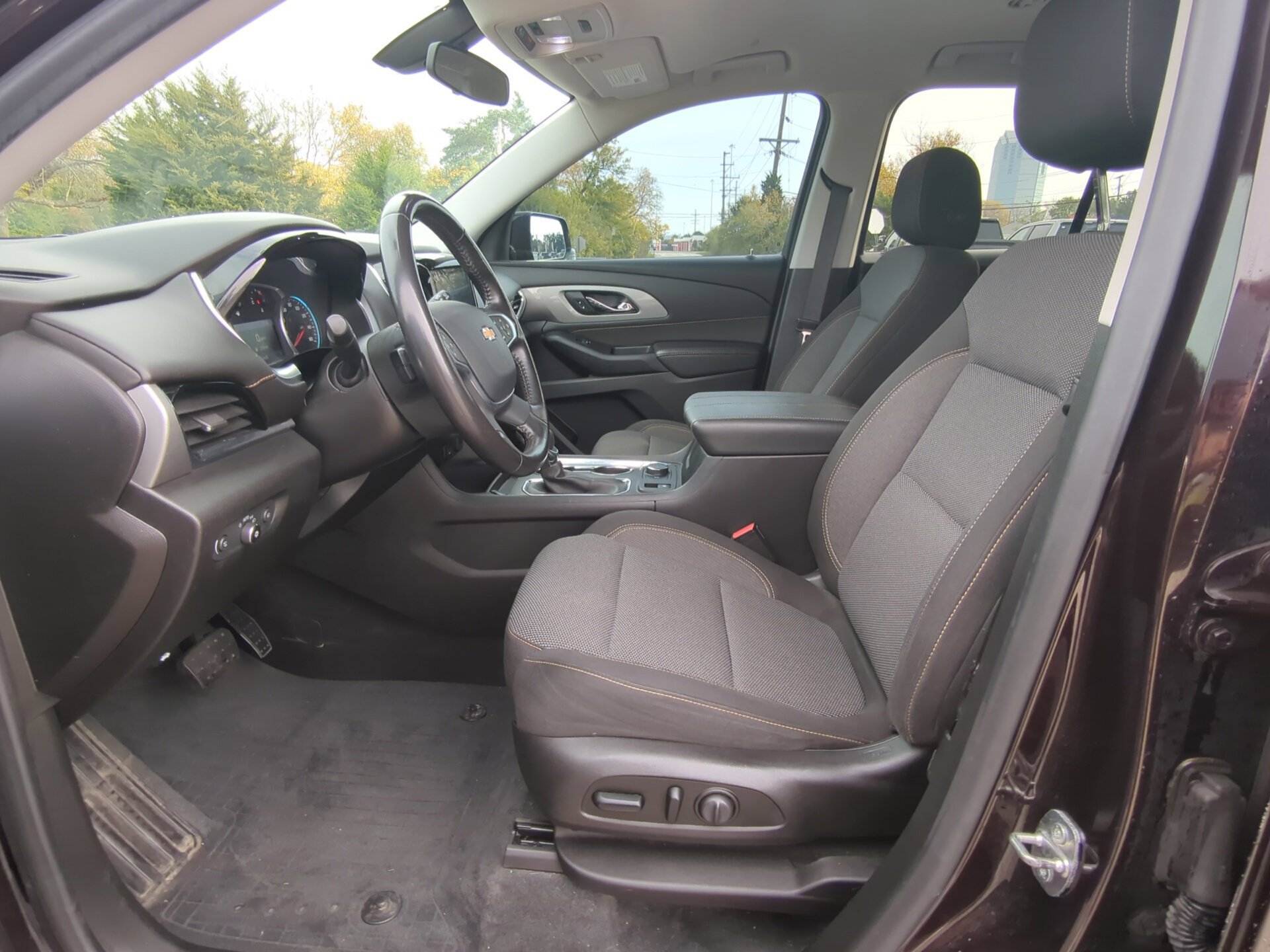 Used 2021 Chevrolet Traverse LT FWD image 18