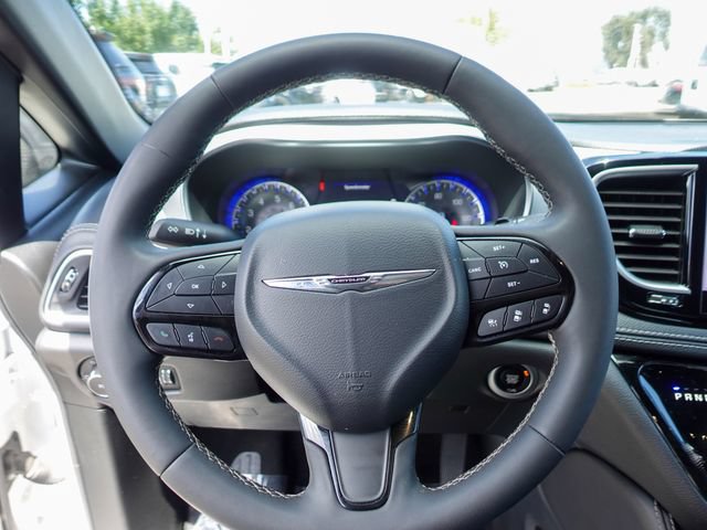 Used 2025 Chrysler Pacifica Limited FWD image 12