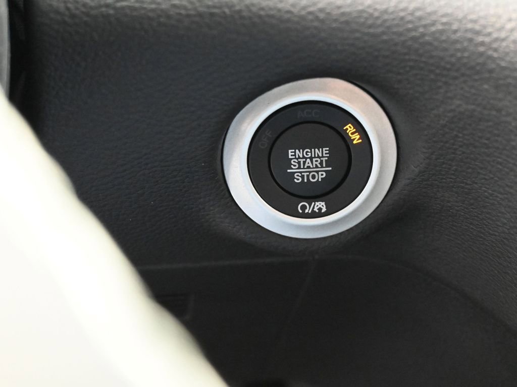 Used 2025 Chrysler Pacifica Select FWD image 24