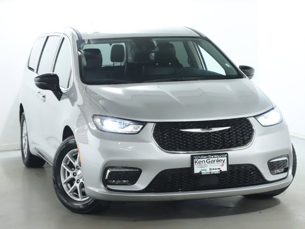 Used 2024 Chrysler Pacifica Touring-L image 2