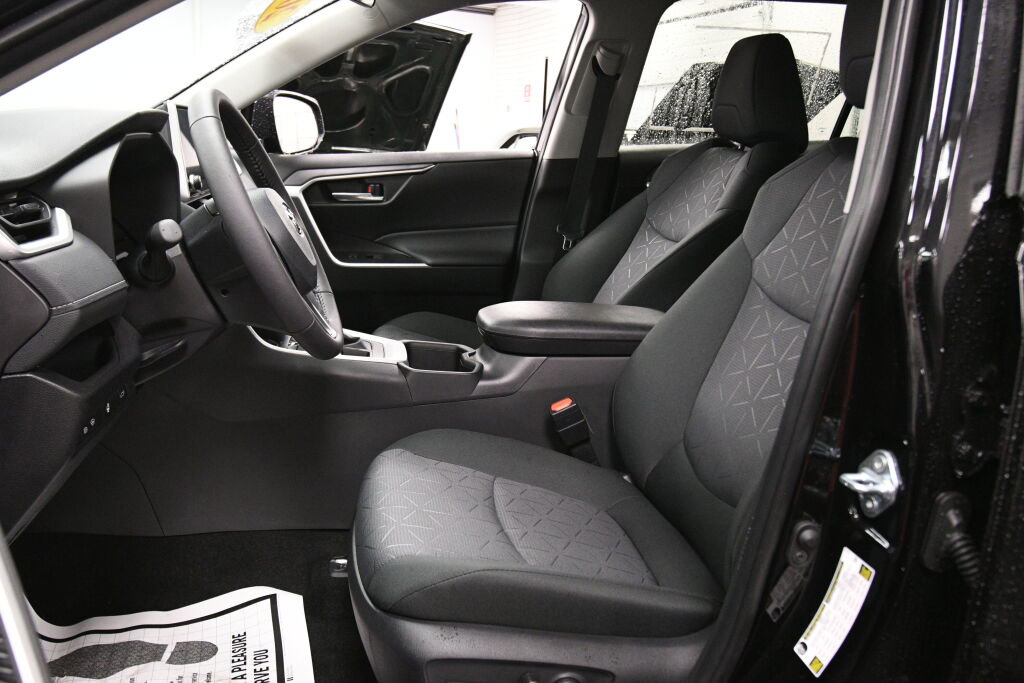 Used 2025 Toyota RAV4 XLE image 9