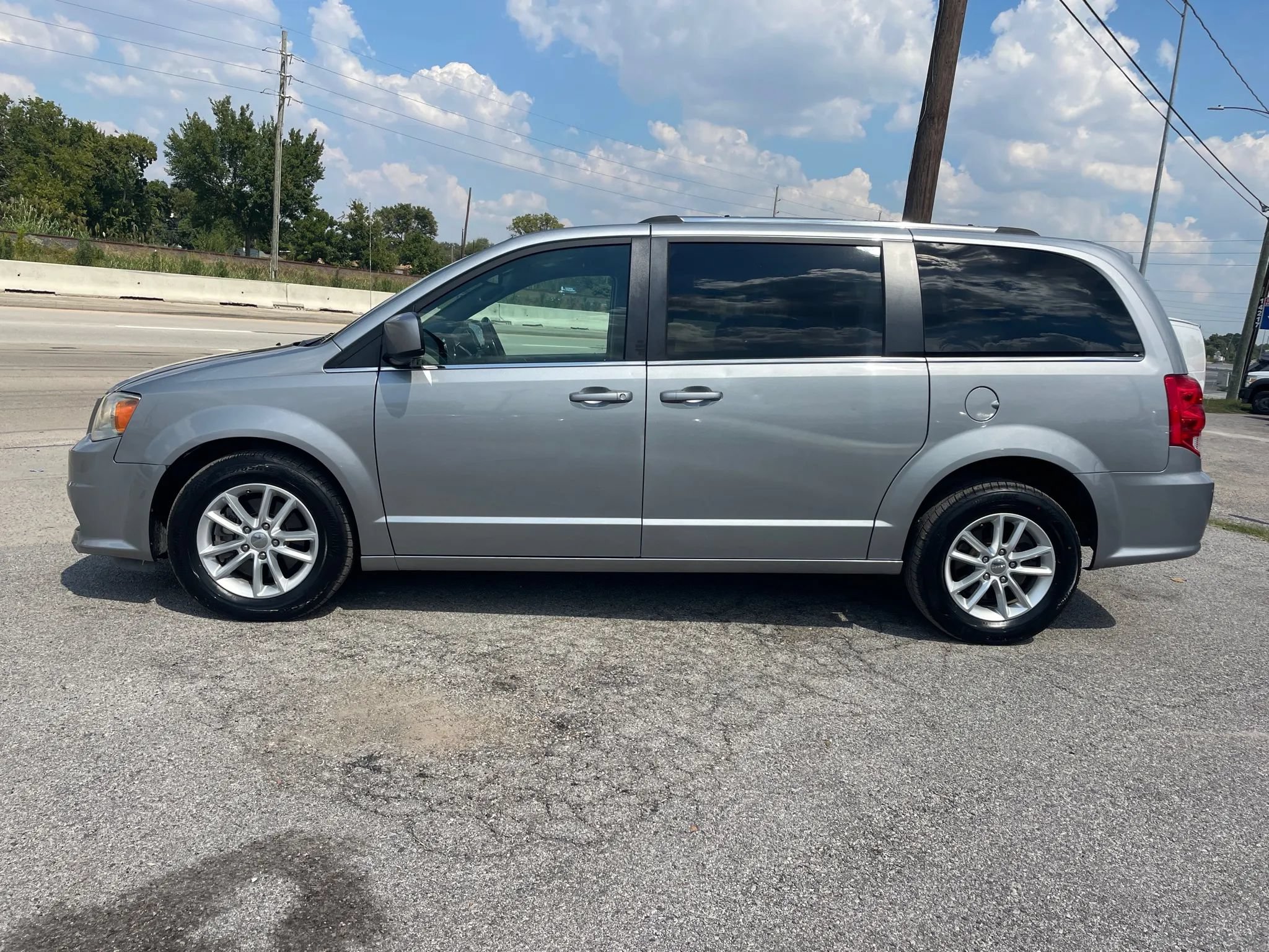 Used 2019 Dodge Grand Caravan SXT FWD image 2