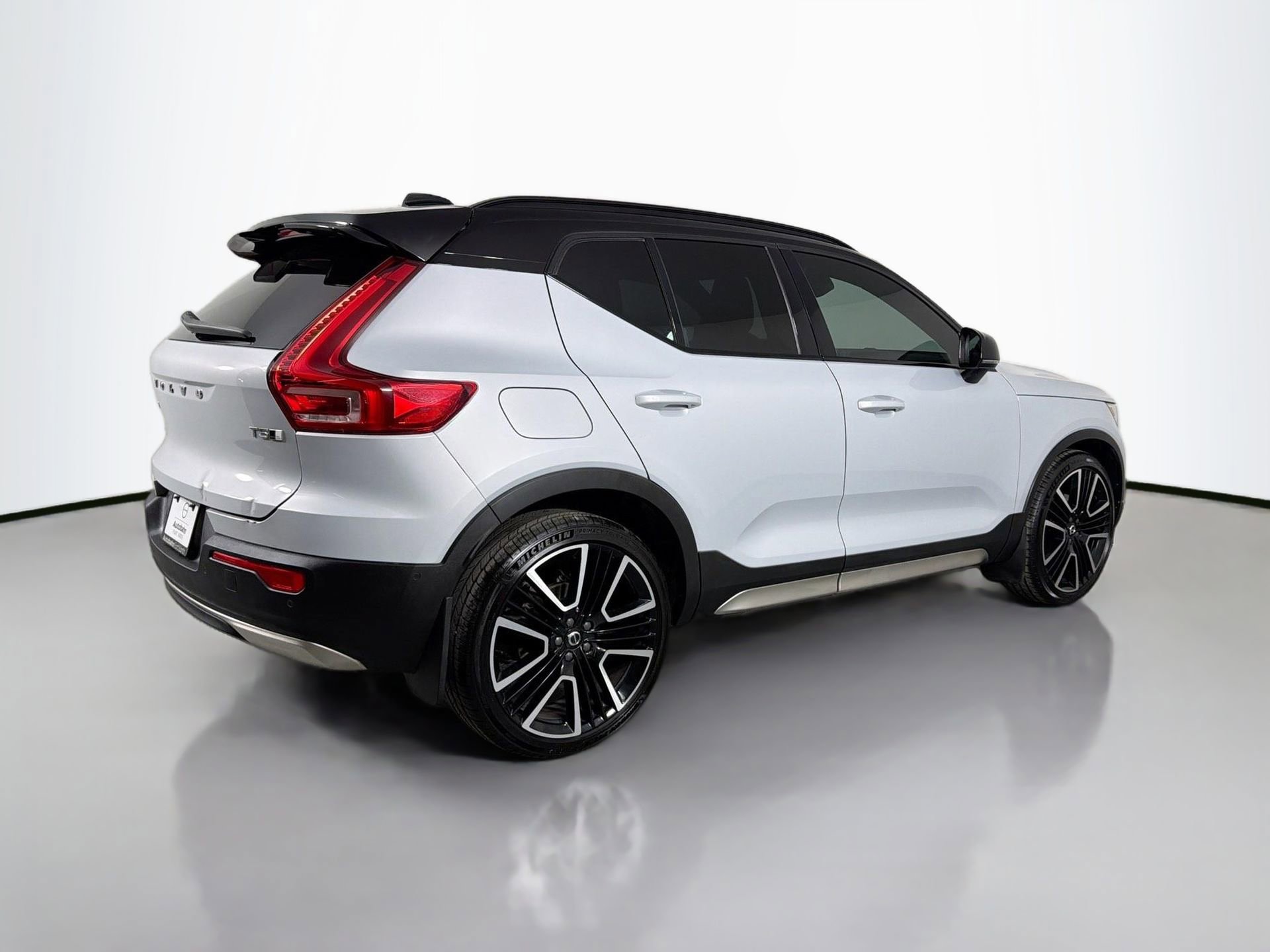 Used 2022 Volvo XC40 T5 R-Design w/ Advanced Package image 6