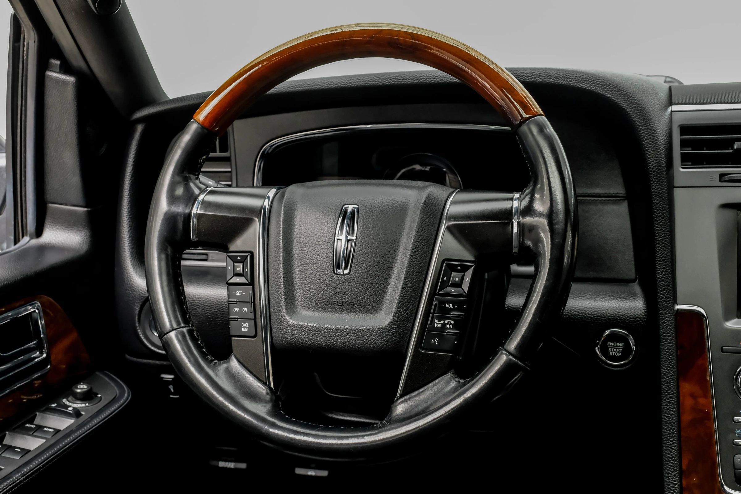 Used 2015 Lincoln Navigator 2WD image 19