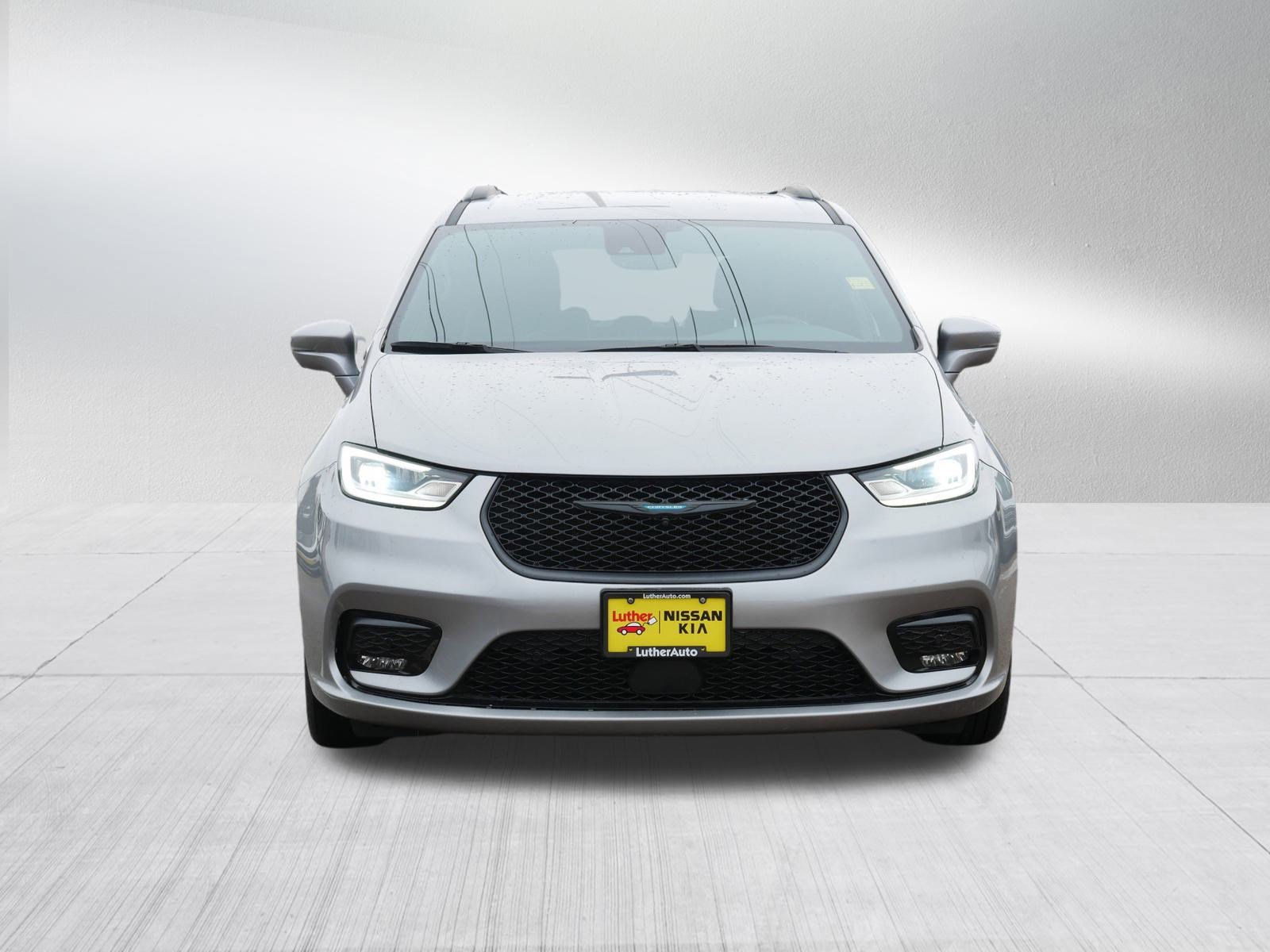 Used 2021 Chrysler Pacifica Limited w/ Uconnect Theater Family Group image 2