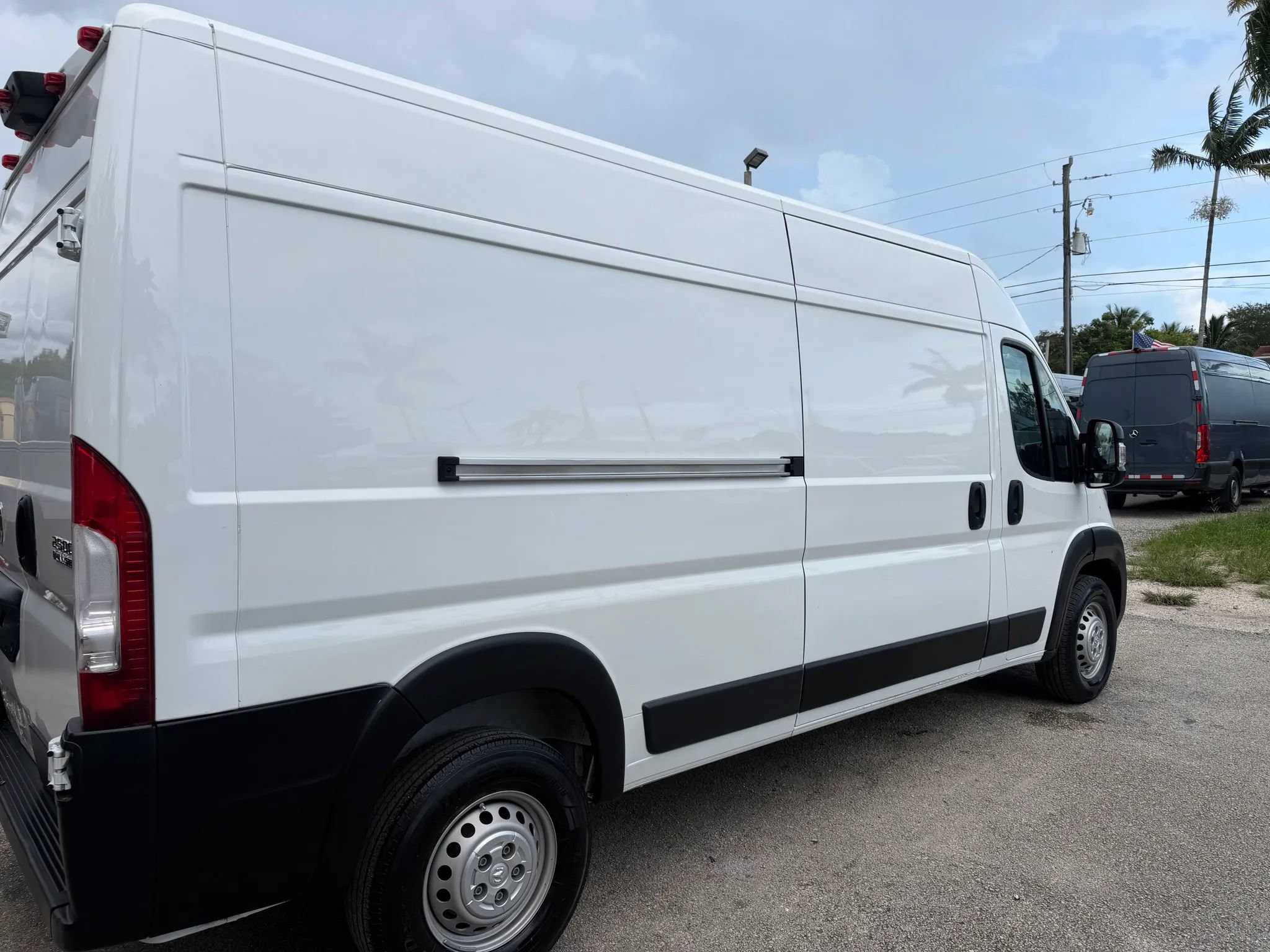 Used 2024 RAM ProMaster 2500 w/ Convenience Group FWD image 3