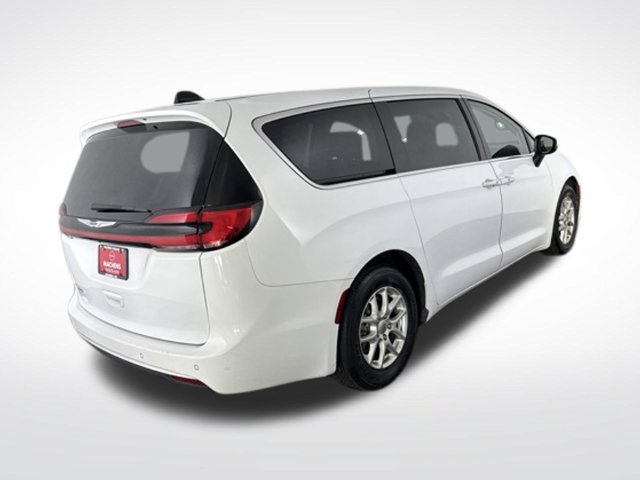 Used 2023 Chrysler Pacifica Touring-L FWD image 7