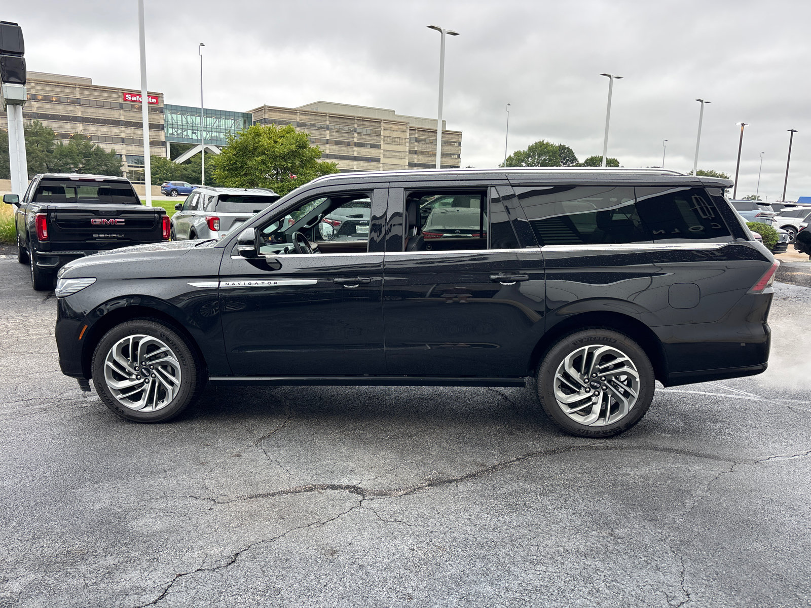 New 2026 Lincoln Navigator L Reserve AWD/4WD image 4