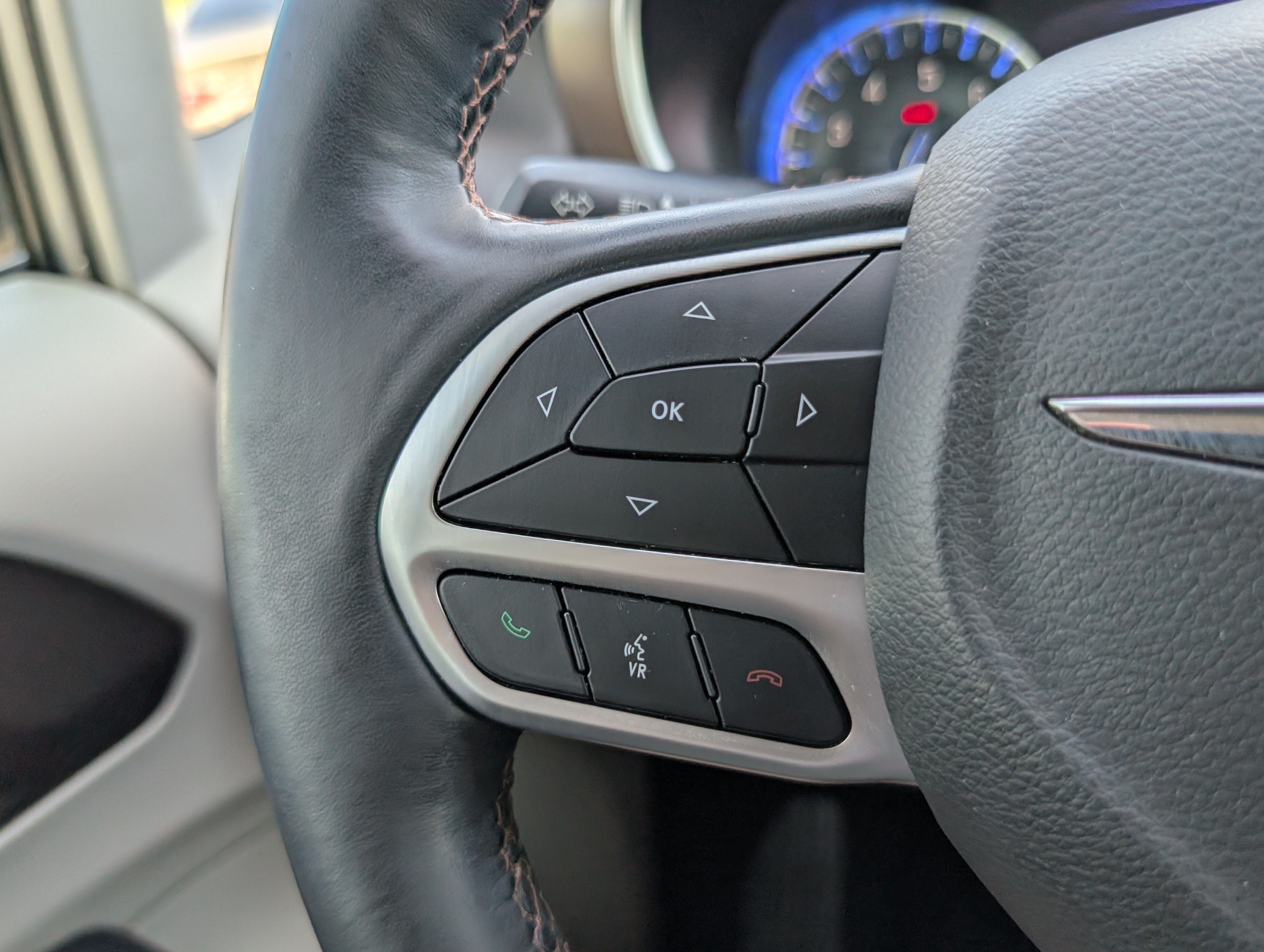 Used 2018 Chrysler Pacifica Touring-L Plus w/ Tire & Wheel Group FWD image 22