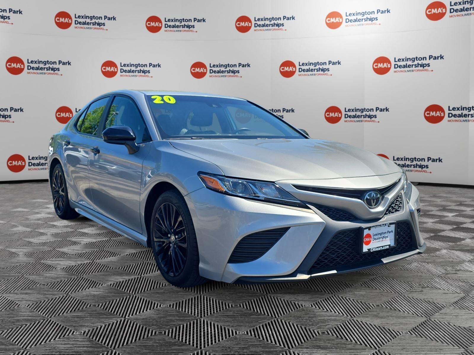 Used 2020 Toyota Camry SE FWD image 1