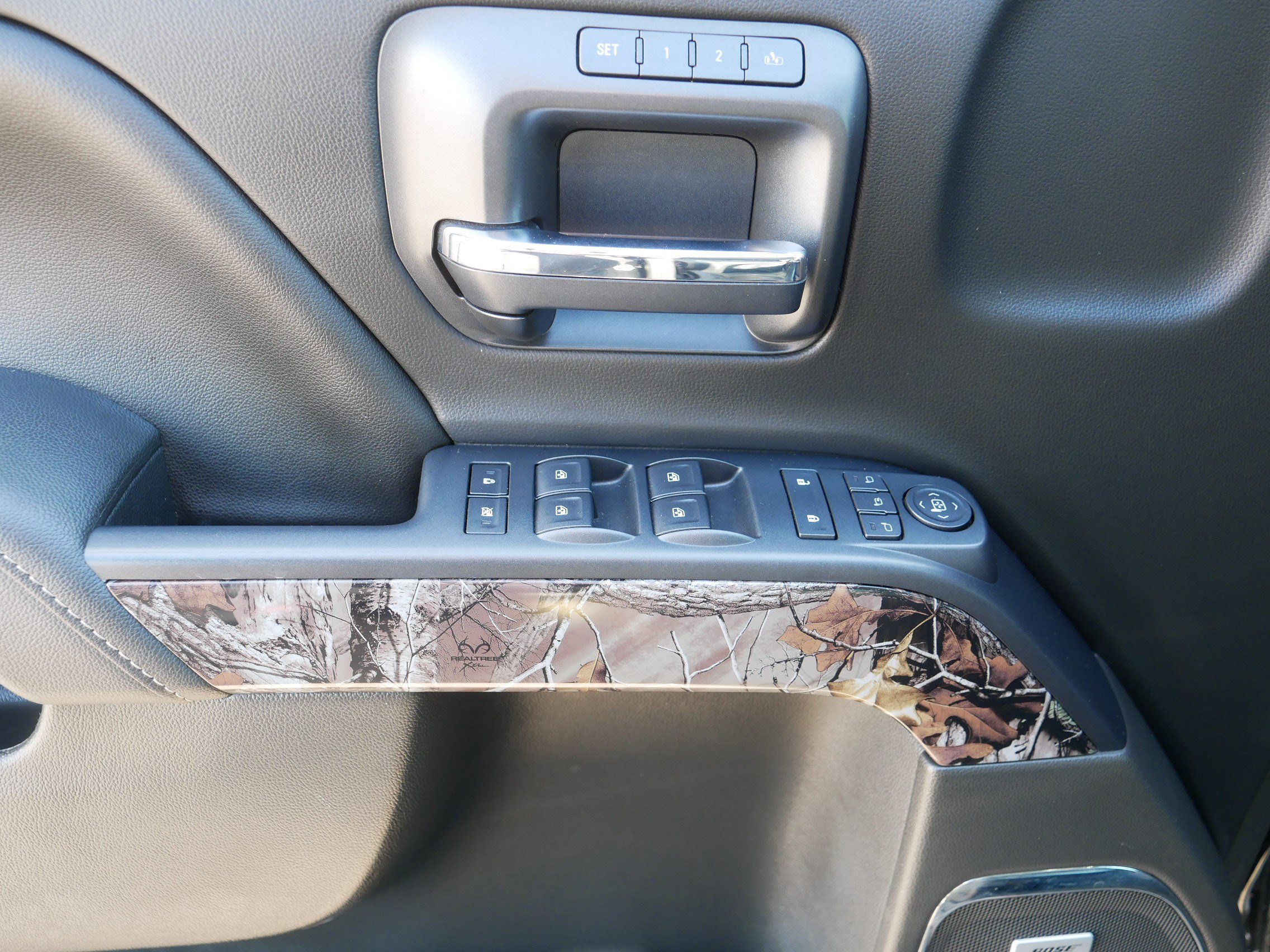 Used 2017 Chevrolet Silverado 1500 LTZ Z71 w/ Realtree Edition AWD/4WD image 19