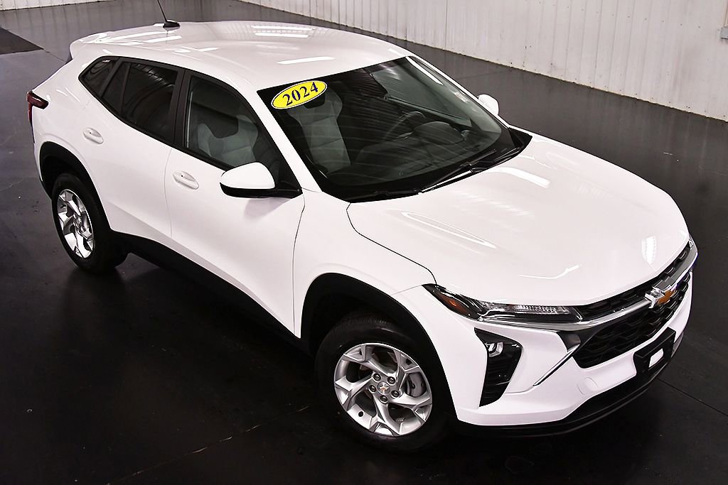 Used 2024 Chevrolet Trax LS w/ LS Convenience Package image 11