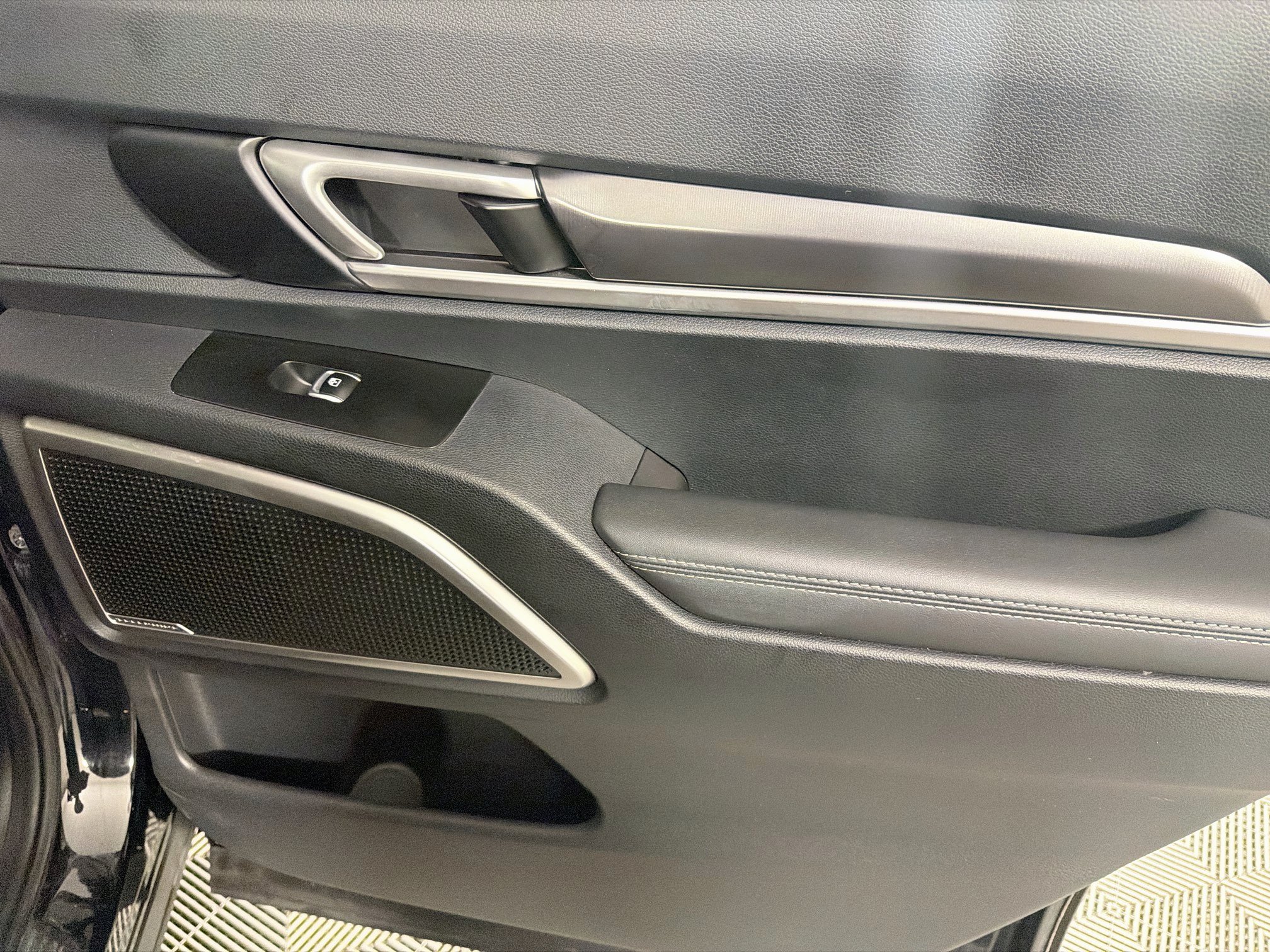 Used 2025 Kia Telluride S FWD image 32