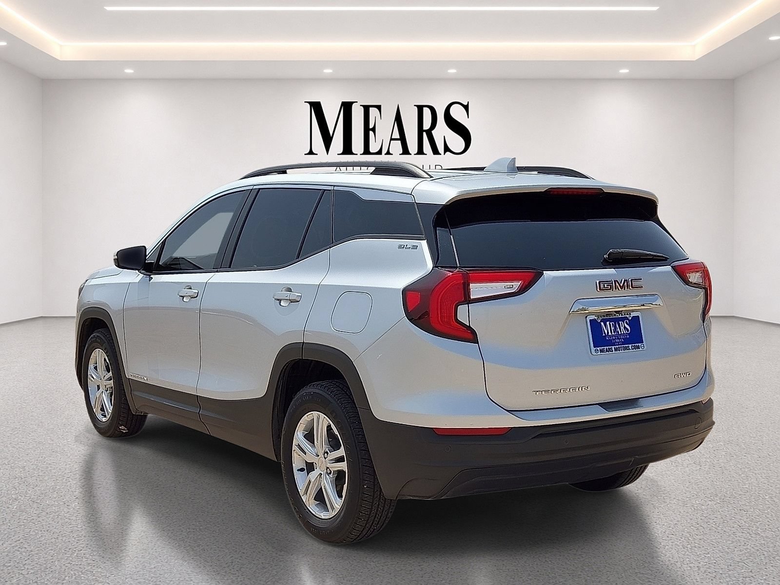 Used 2022 GMC Terrain SLE w/ Driver Convenience Package AWD/4WD image 3
