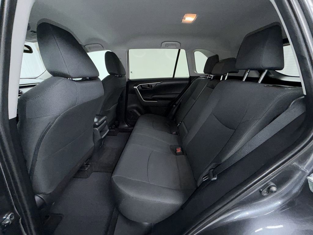 Used 2019 Toyota RAV4 LE AWD/4WD image 4