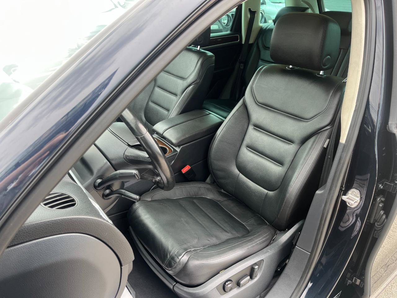 Used 2015 Volkswagen Touareg TDI AWD/4WD image 13