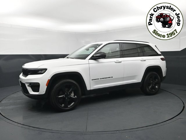 Used 2023 Jeep Grand Cherokee Limited w/ Luxury Tech Group II AWD/4WD image 2