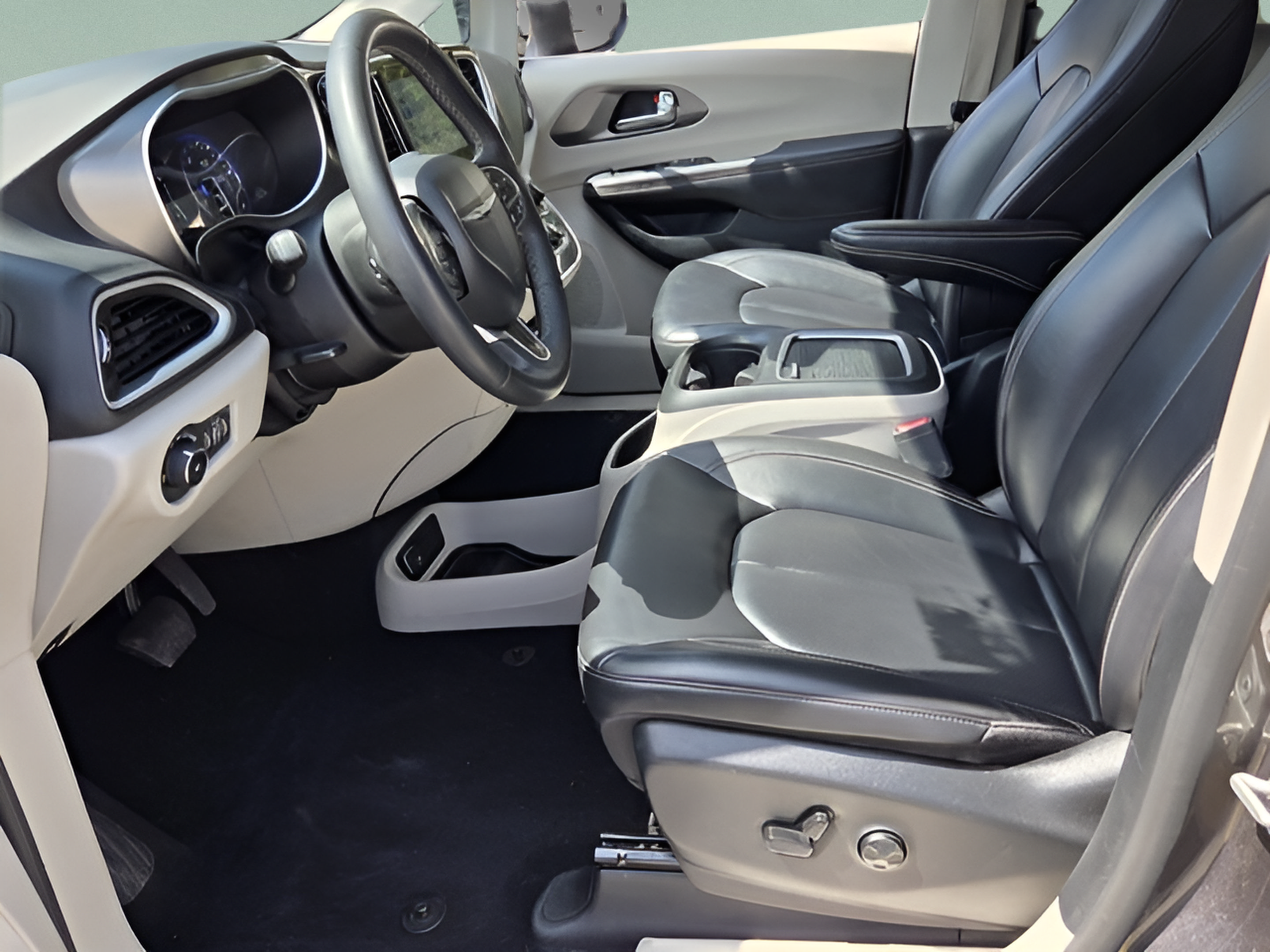 Used 2023 Chrysler Pacifica Touring-L FWD image 10