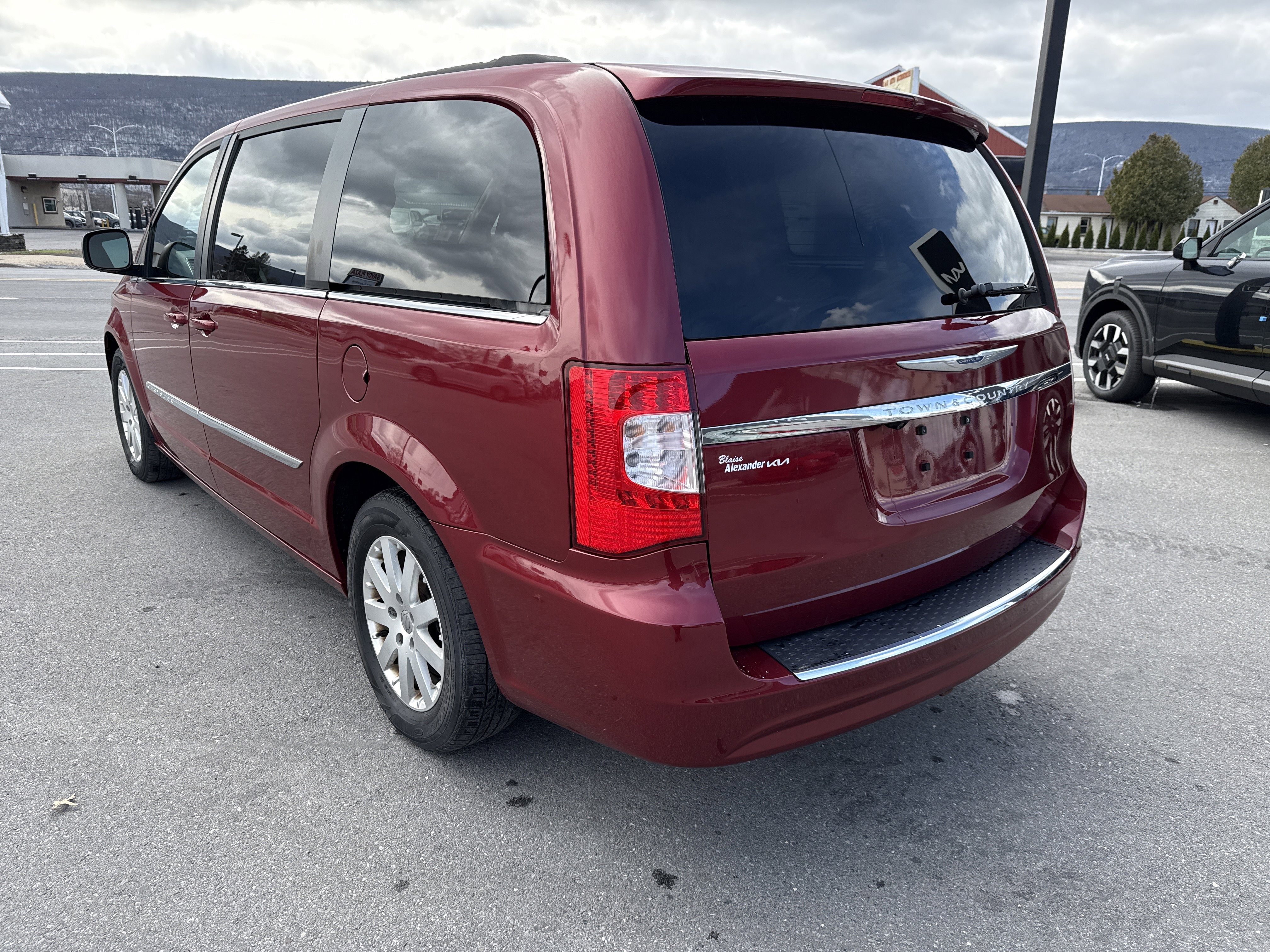 Used 2013 Chrysler Town & Country Touring image 6
