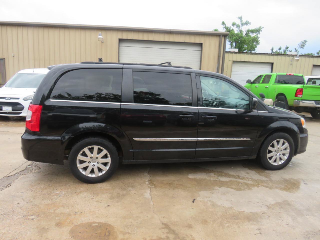 Used 2015 Chrysler Town & Country Touring FWD image 31