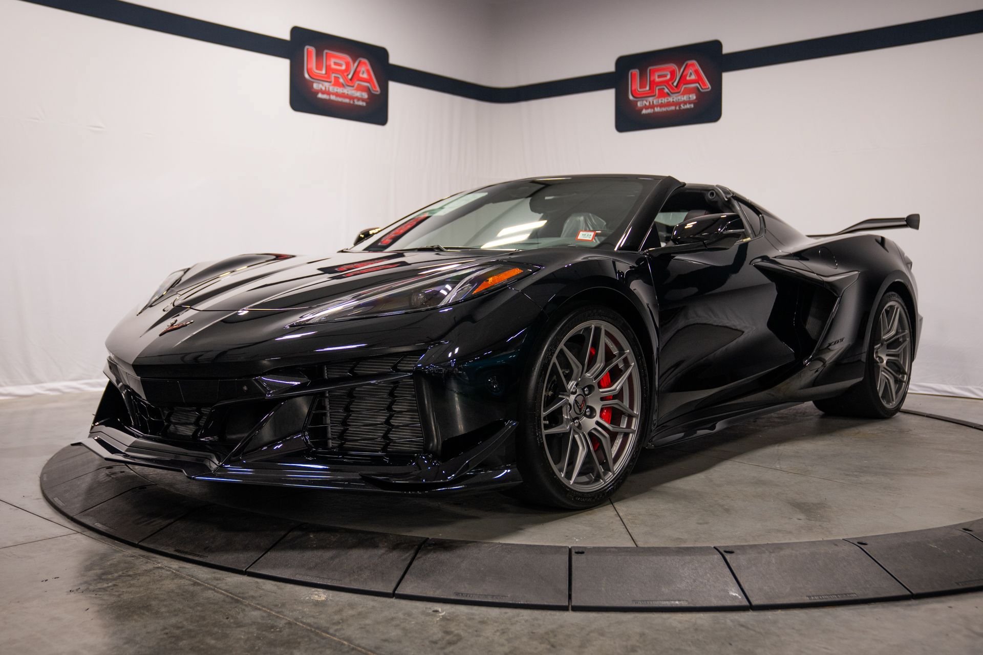 Used 2023 Chevrolet Corvette Z06 w/ Z07 Performance Package RWD image 2