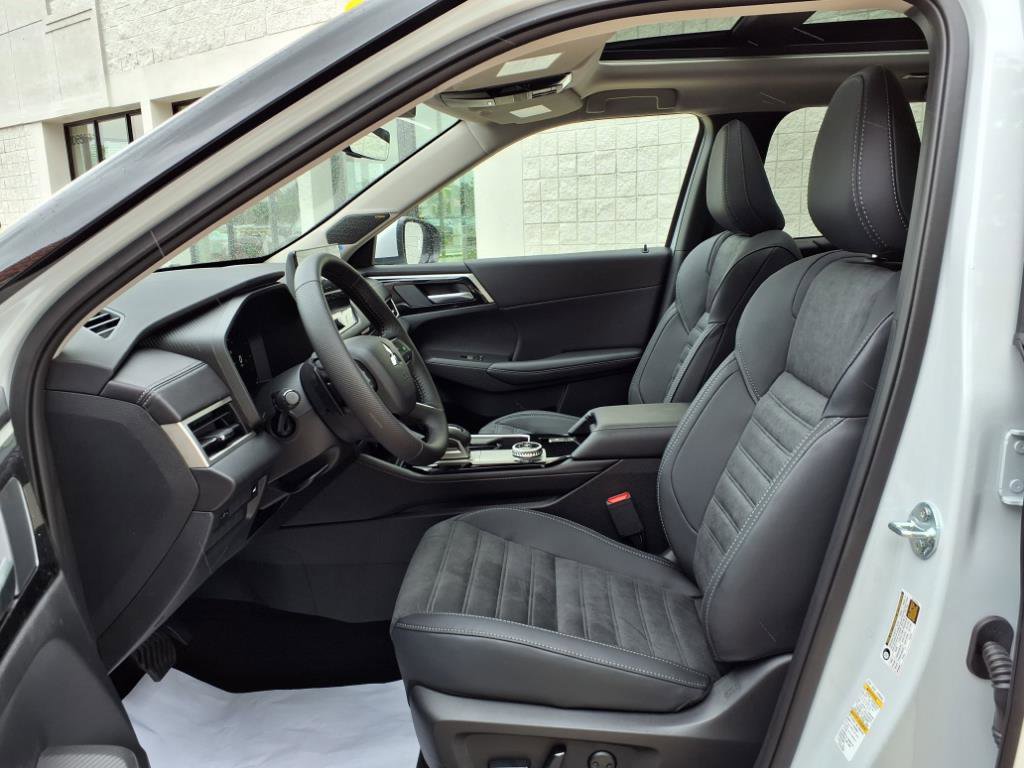 New 2025 Mitsubishi Outlander SE image 11