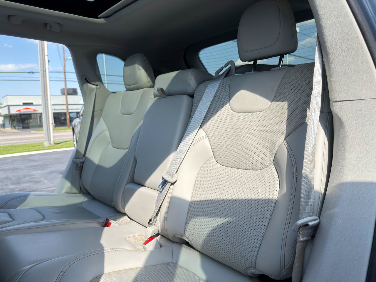 Used 2021 Jeep Cherokee Latitude Lux w/ Sun & Sound Group AWD/4WD image 27