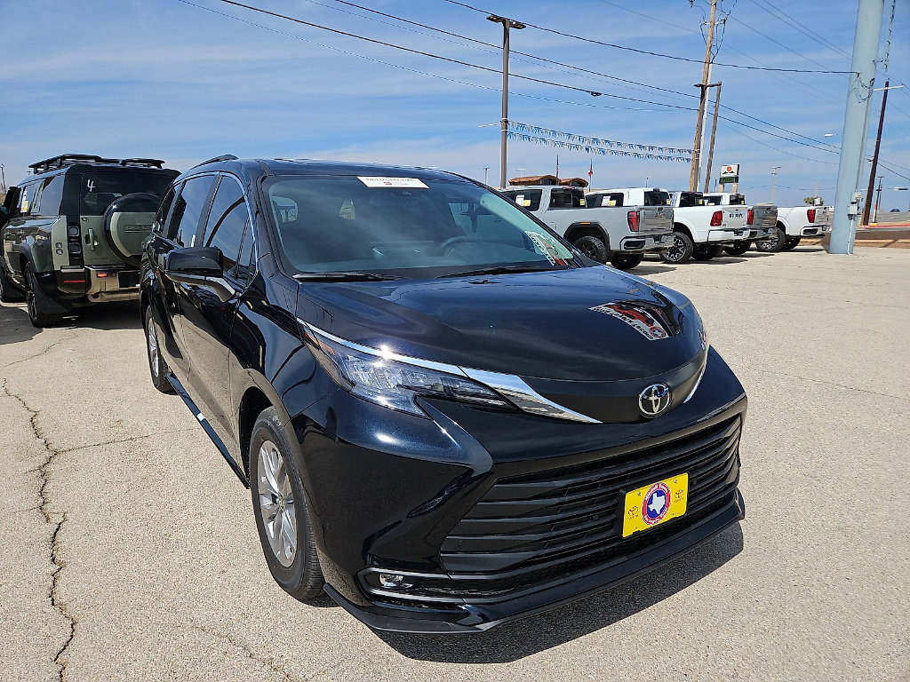 Certified 2026 Toyota Sienna XLE image 6