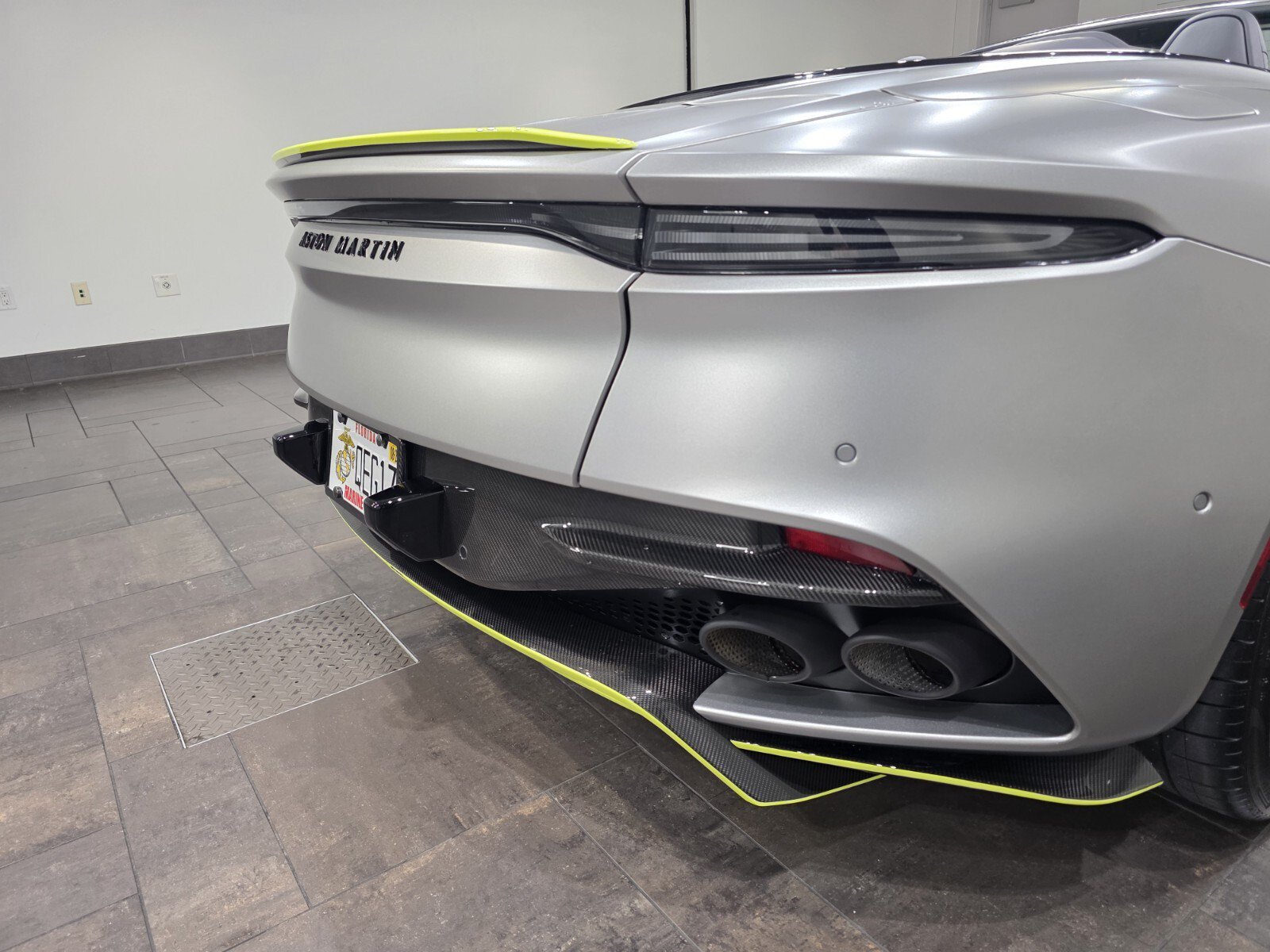 Used 2023 Aston Martin DBS Superleggera Volante RWD image 8
