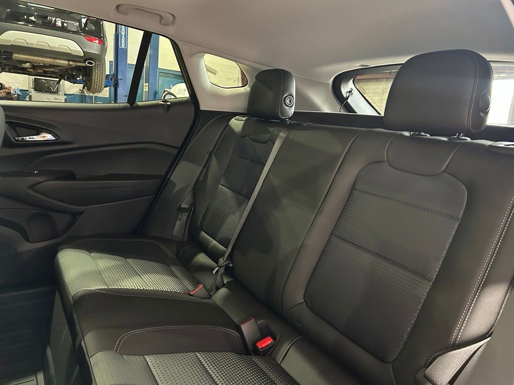 New 2026 Chevrolet Trax LT w/ Sunroof Package FWD image 33