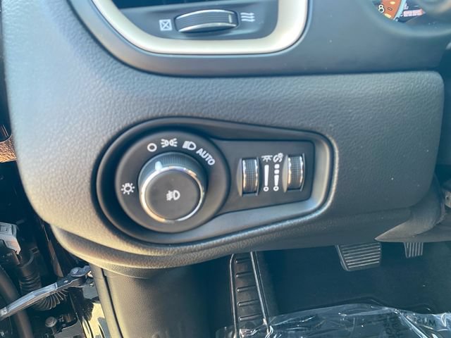 Used 2016 Jeep Renegade Limited w/ Safety & Security Group FWD image 18