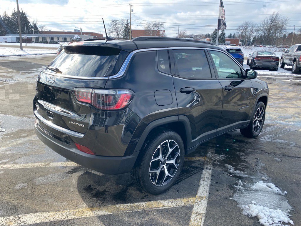 Used 2025 Jeep Compass Limited image 5