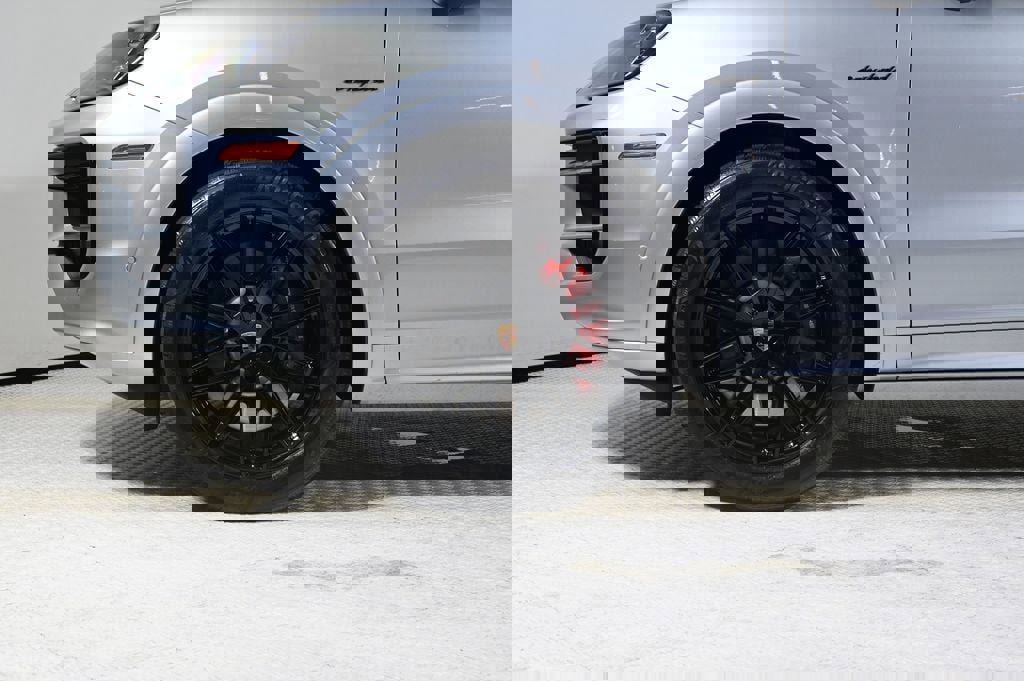 Certified 2025 Porsche Cayenne S image 27