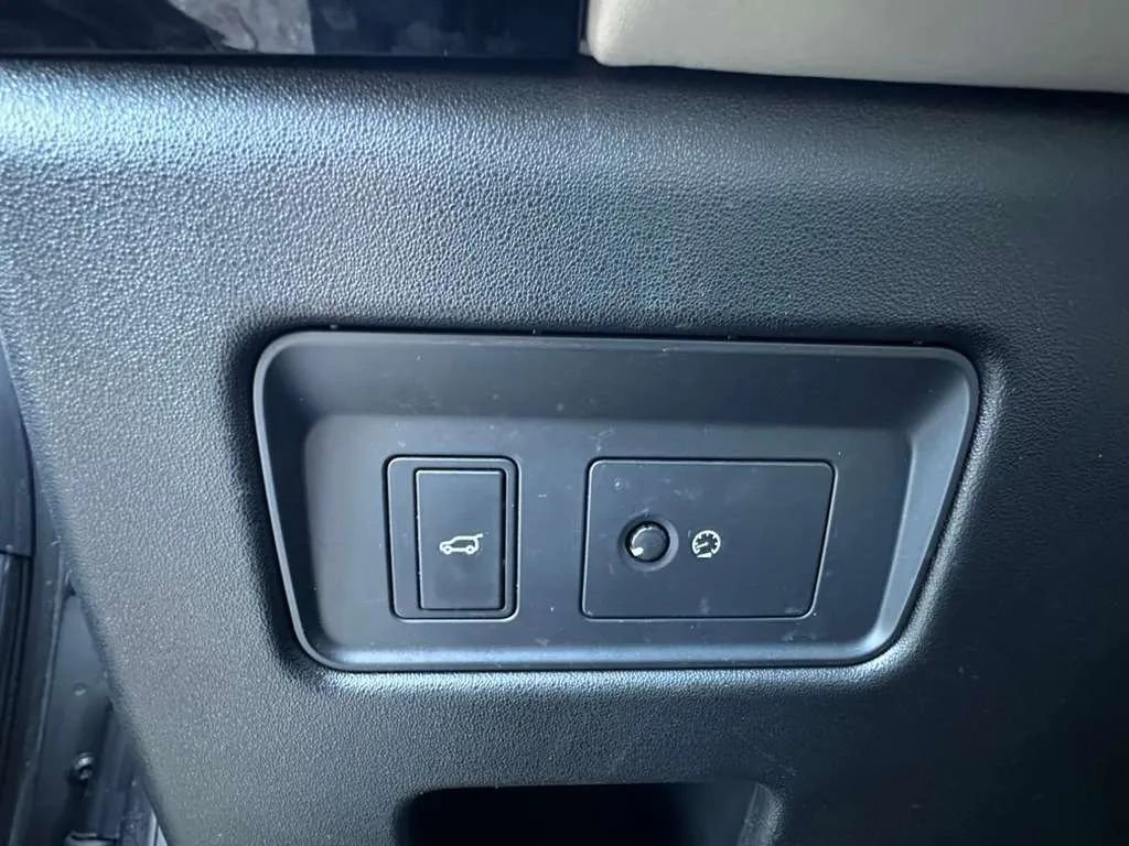 Used 2017 Land Rover Discovery HSE image 11