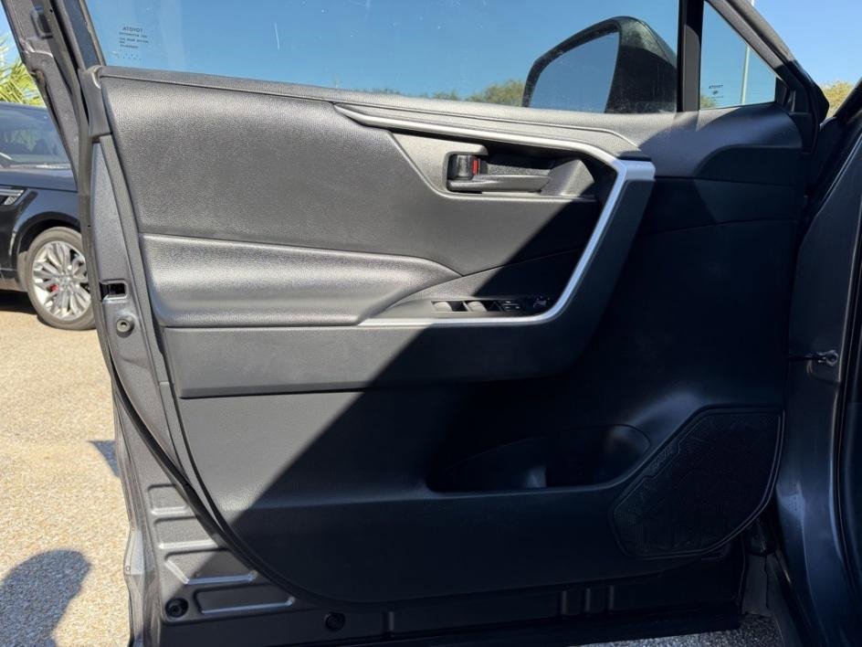 Used 2019 Toyota RAV4 LE image 14