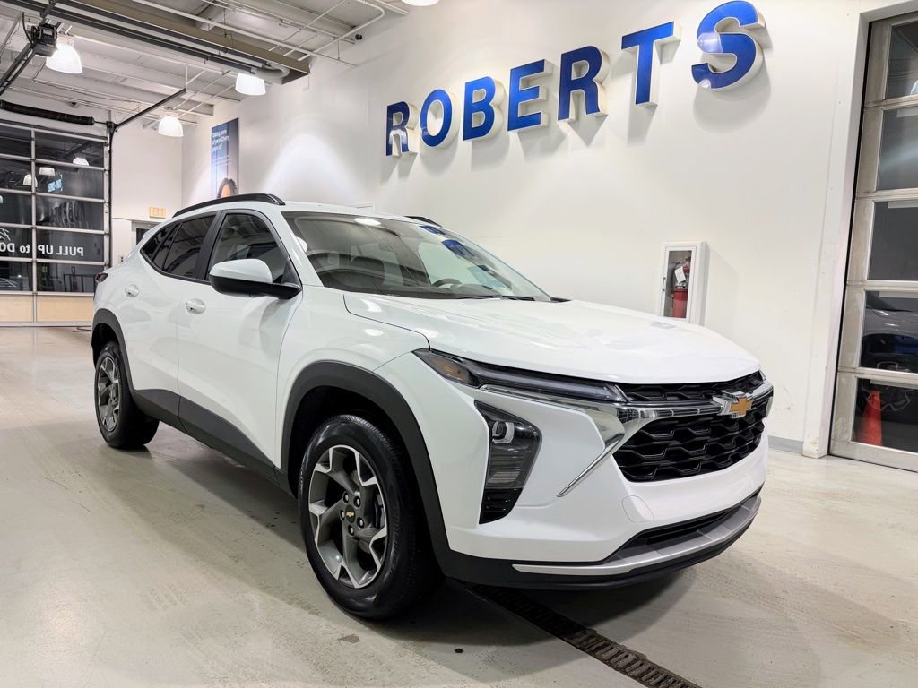 Used 2025 Chevrolet Trax LT w/ LT Convenience Package image 2