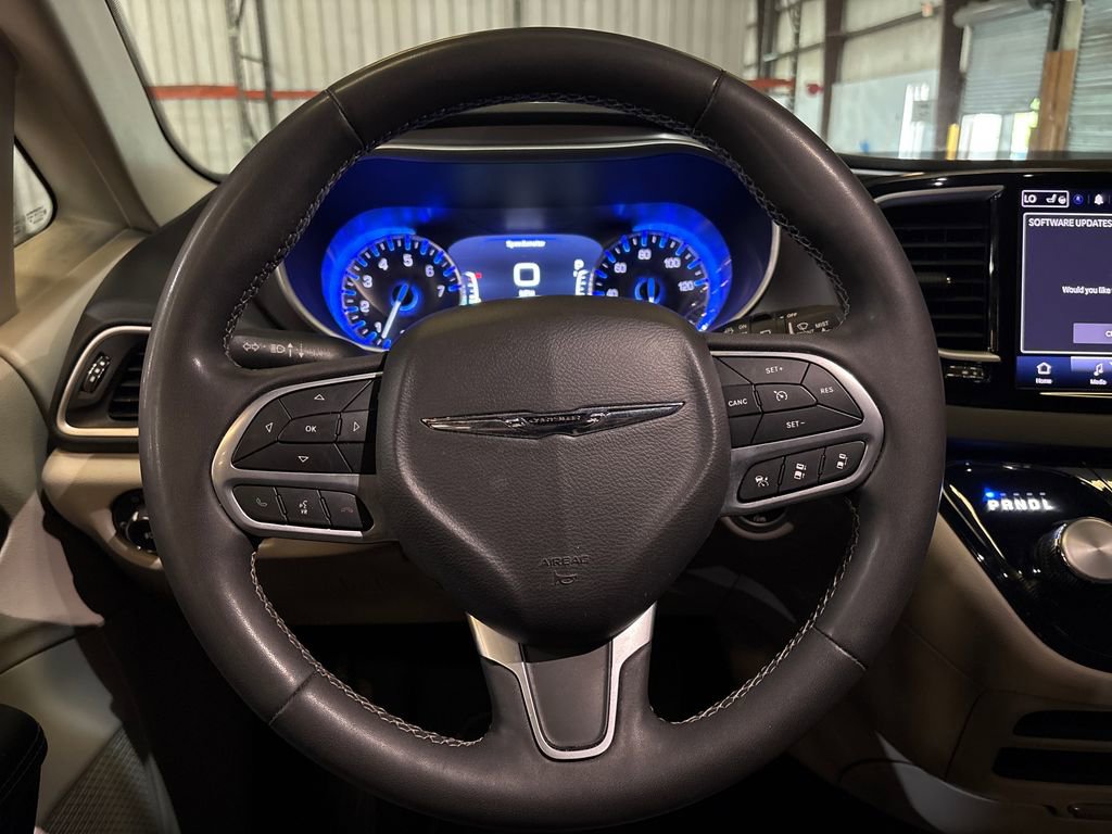 Used 2023 Chrysler Pacifica Touring-L image 16