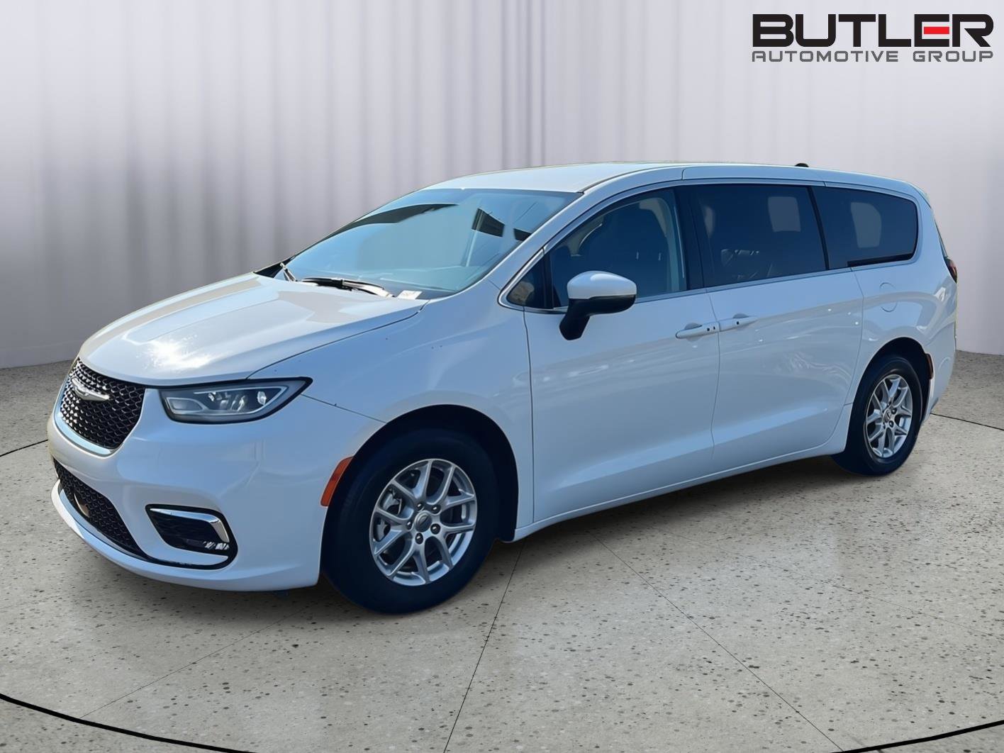 Used 2023 Chrysler Pacifica Touring-L image 1