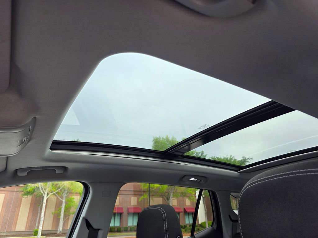 Used 2023 GMC Terrain SLE w/ Driver Convenience Package image 14